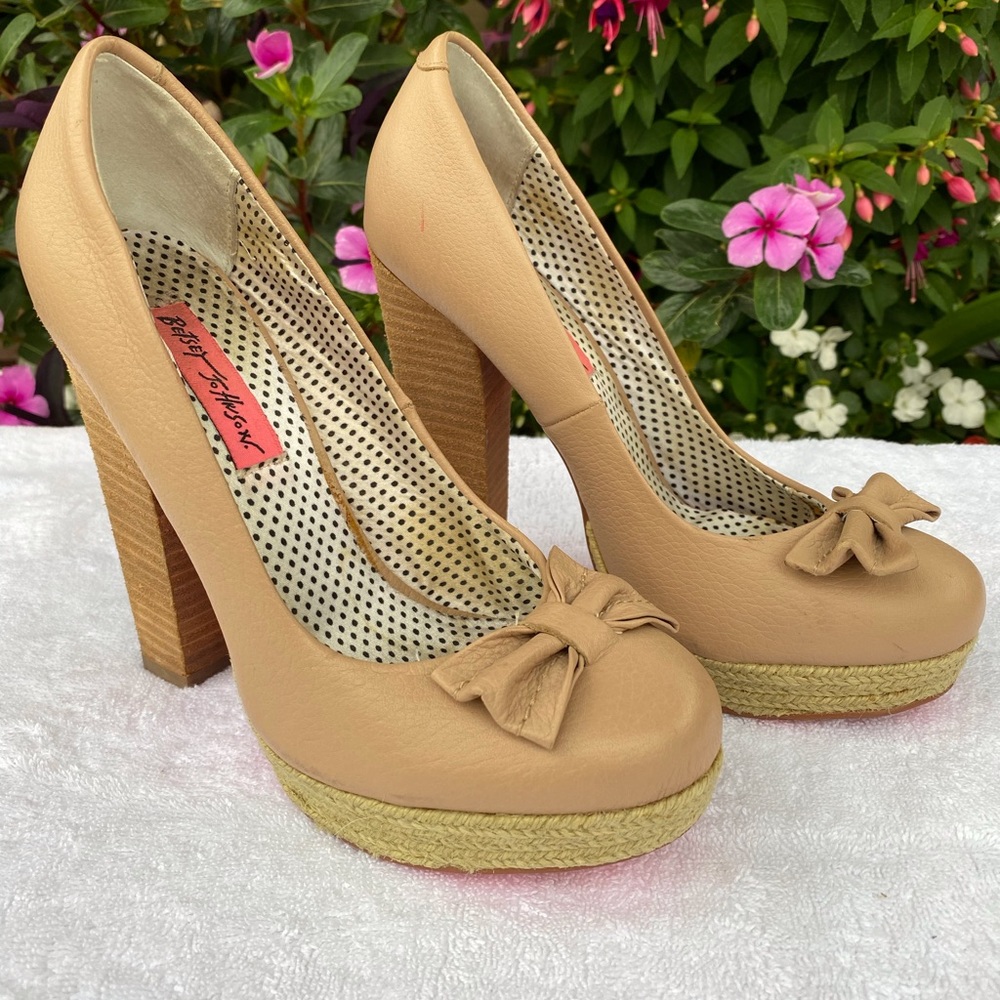 Betsey Johnson heel Sz 7